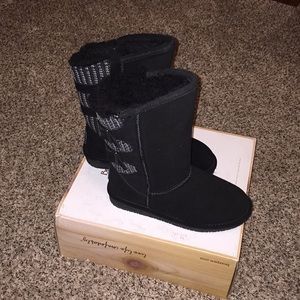 NWOB, BEARPAW Black suede boots size 6